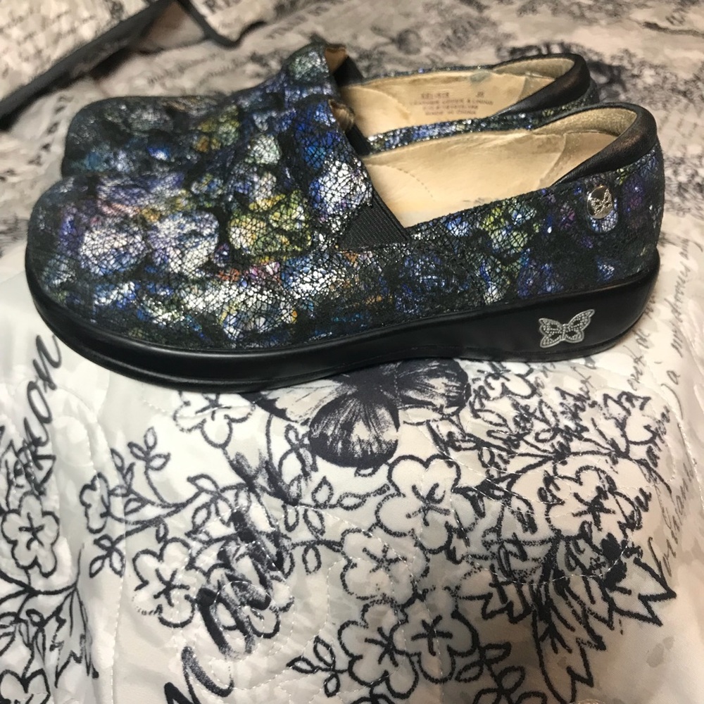 Amazing deal on LIKE NEW Algeria Nursing clogs!